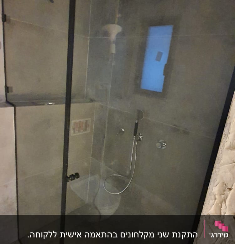 מקלחון זכוכית עם ראש מקלחת עגול וברז ידני